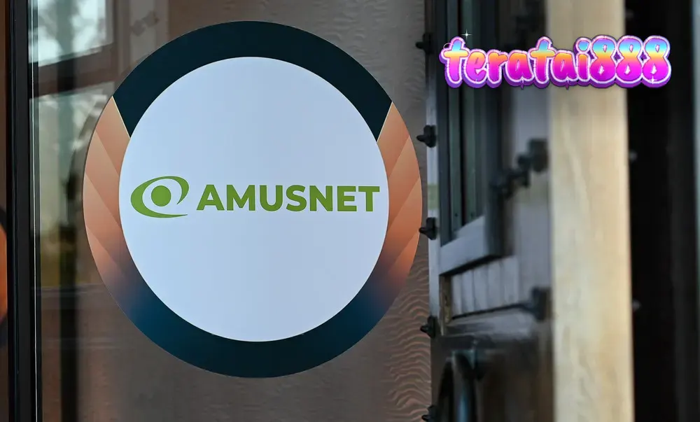 Deretan kabinet slot Amusnet di lantai kasino modern.